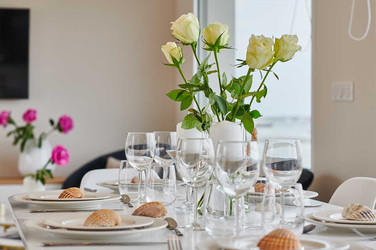 table dressée avec roses