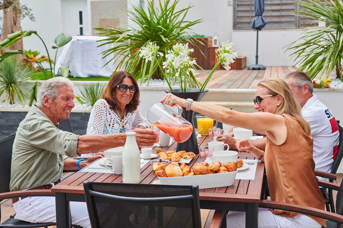 quatre amis autour d'un petit déjeuner